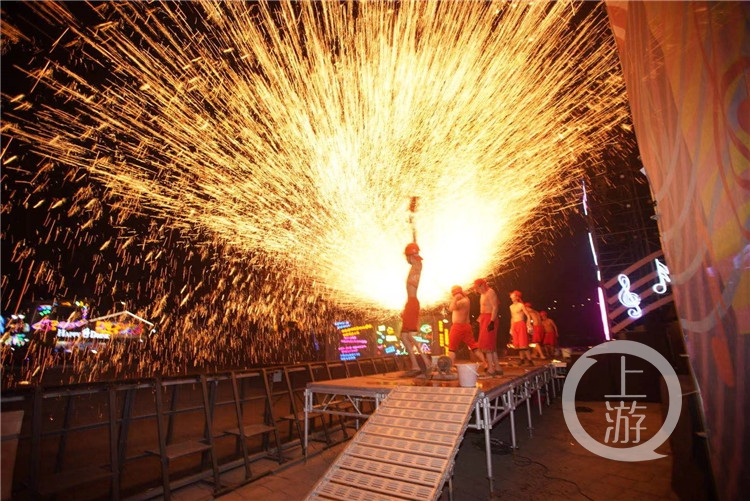 铁水钢花庆新年 火树银花不夜天