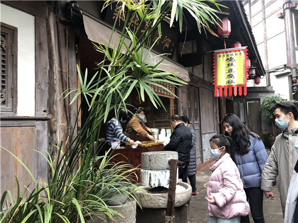 铜梁新闻 正文在安居古镇 不少游客相约出行.