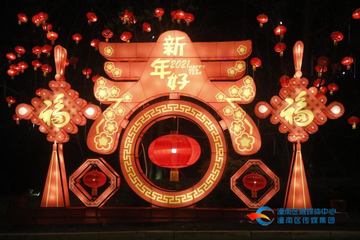 迎春灯饰"点亮"潼城 年味渐浓