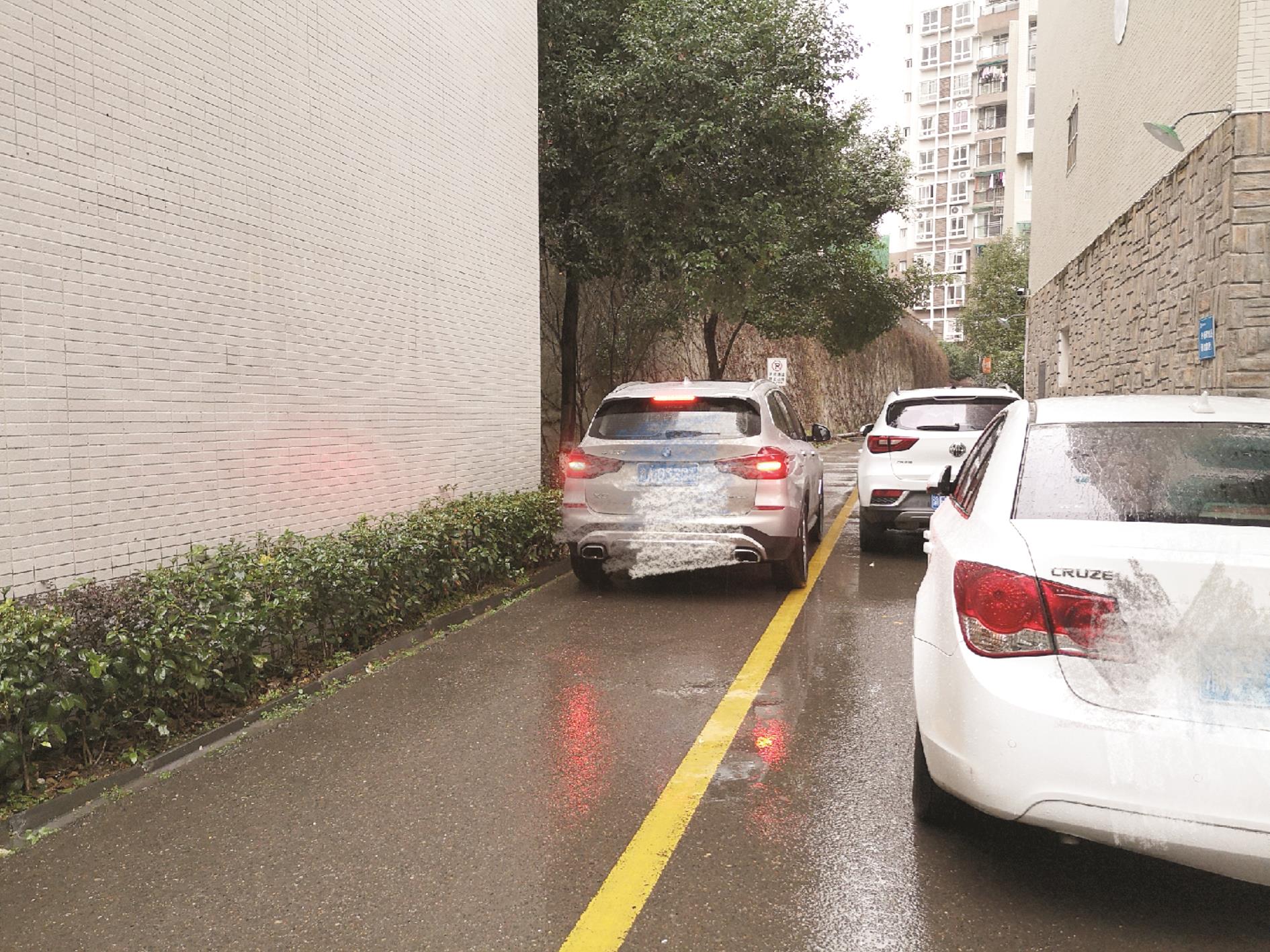 乱停乱放小区车辆堵塞消防通道