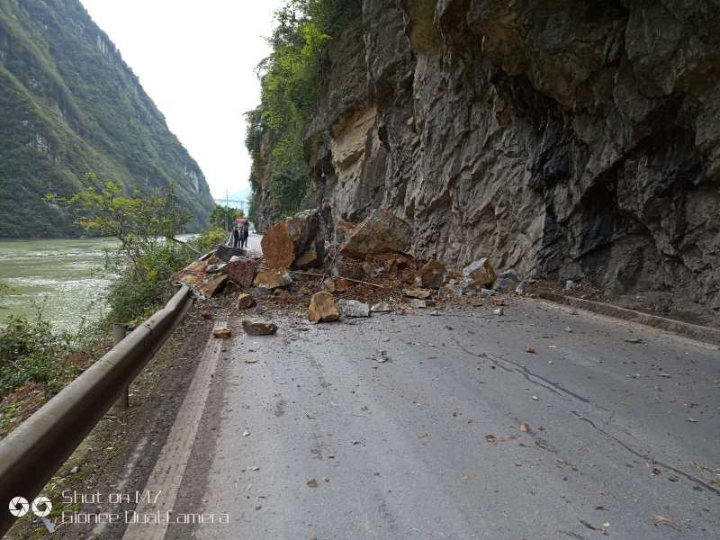 所有人国道319武隆江口至黄草段发生岩石跨塌请绕行