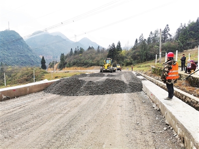 白马山旅游环线改建工程进入水稳层铺设