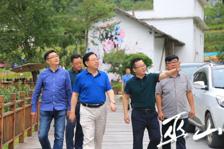 刘贵忠一行沿着观光步道,了解景区布局,与经营农家乐的村民交流,详细