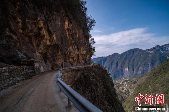 重庆巫山下庄村 "绝壁天路"变致富路