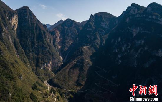 重庆巫山下庄村 "绝壁天路"变致富路