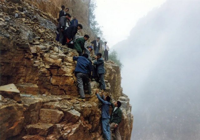 下庄村人开辟道路 图片来源于网络