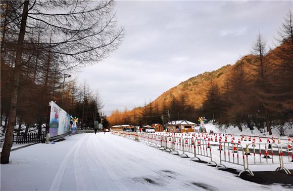 元旦假期到巫溪红池坝赏雪景24小时救援车保冰雪路段安全