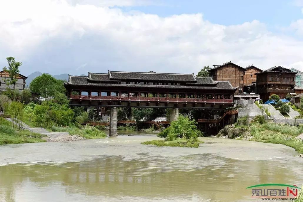 在梅江河秀山县城段享受慵懒的水乡时光