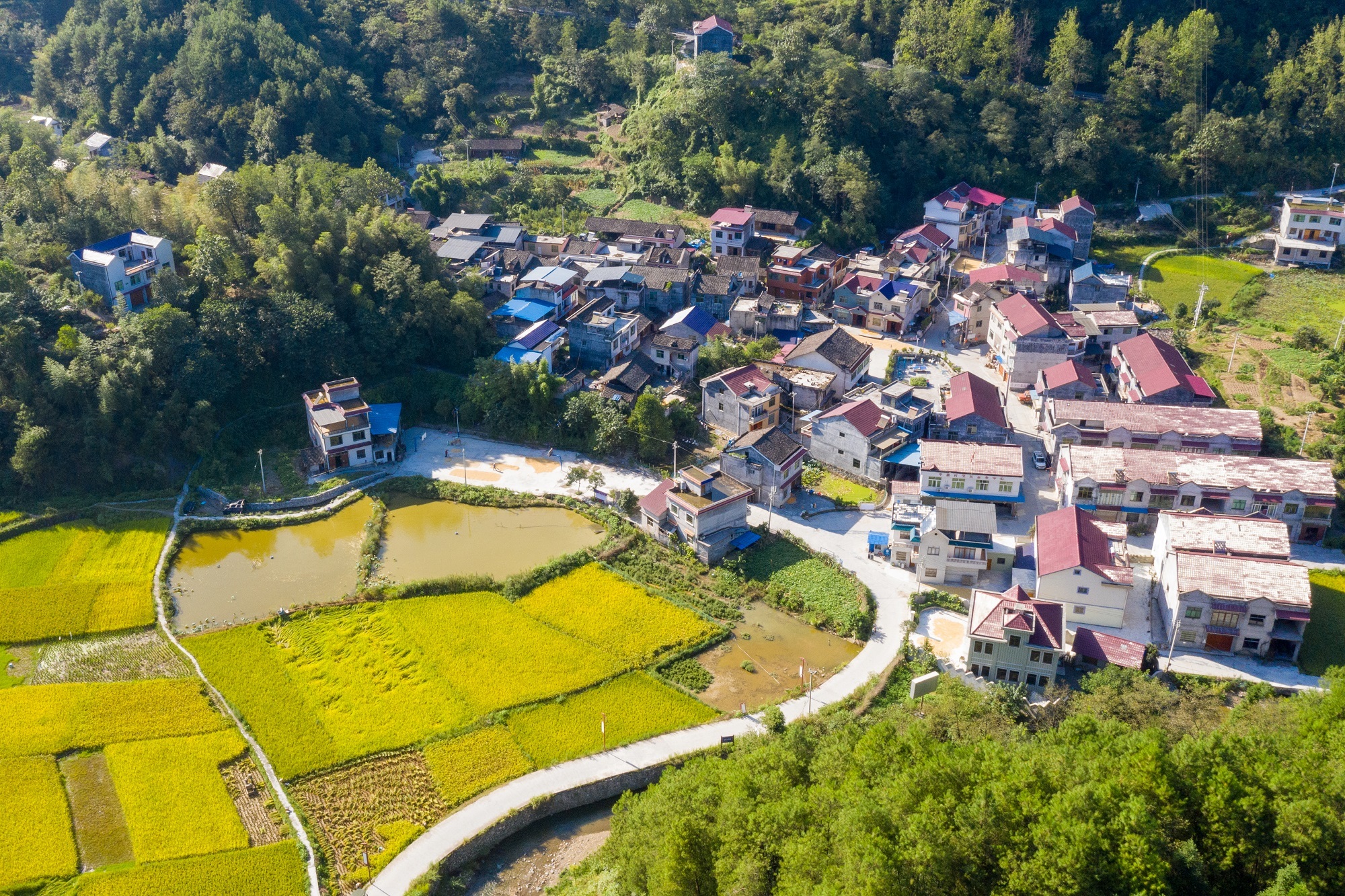 中寨村位于重庆市秀山土家族苗族自治县中平乡,曾经是国家级贫困村,全