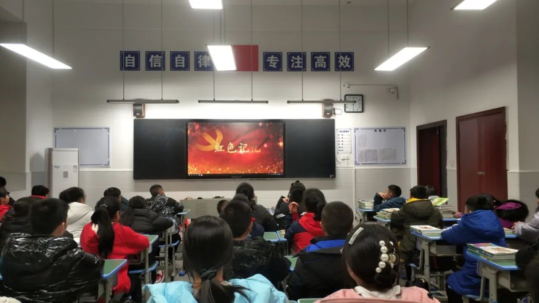 凤起中学供图)学生有序进入校园(秀山第一初级中学供图)收看"开学第一