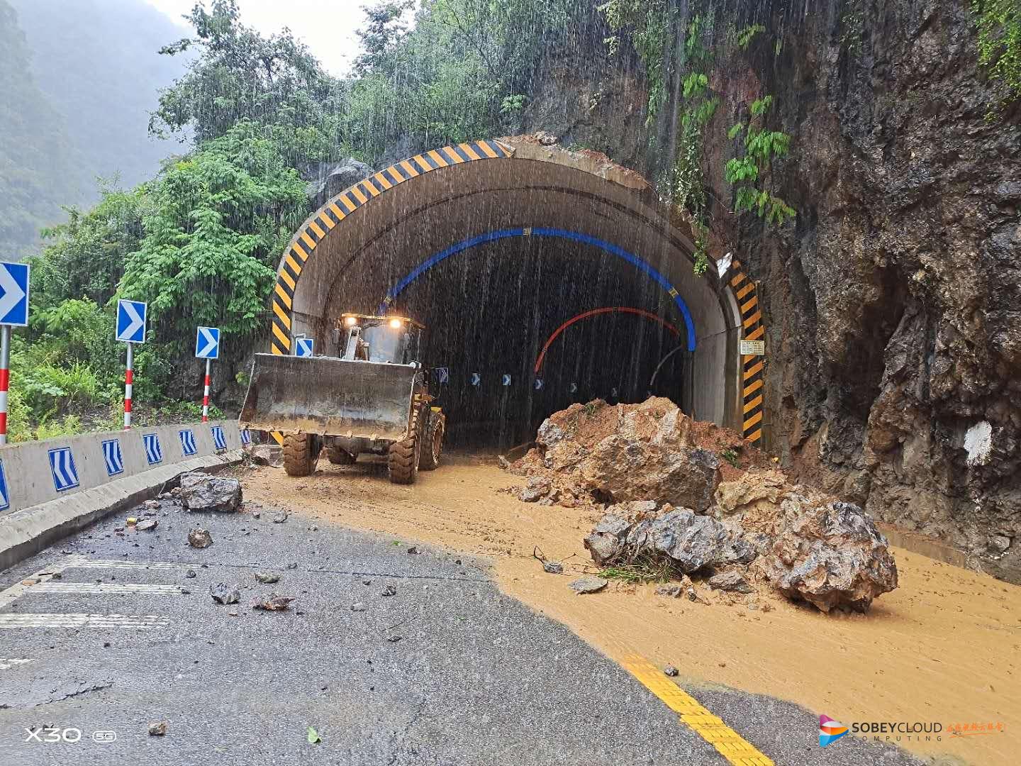 s522铜鼓隧道滑坡体已抢通半幅 道路出行注意安全