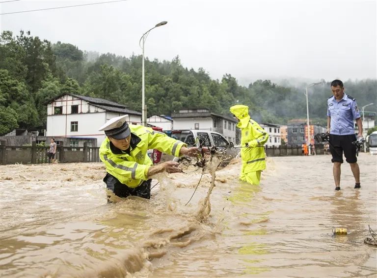 公安民警奋战抗洪保畅一线