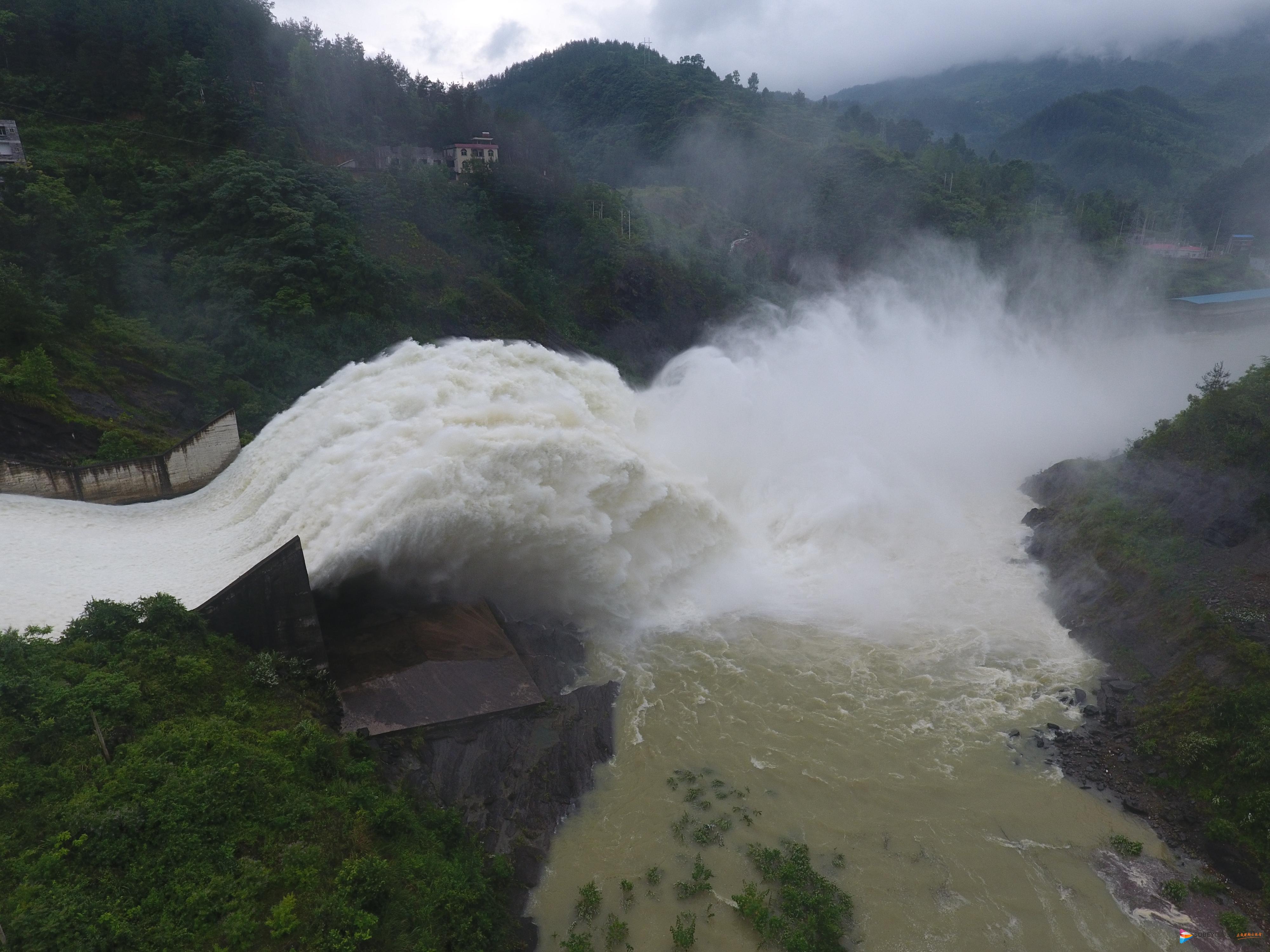 强降雨致水位猛涨金家坝水库开闸泄洪