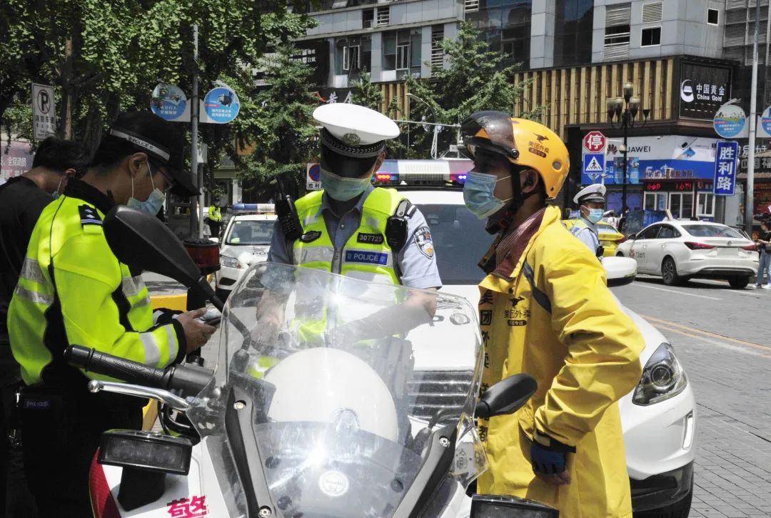 渝北交巡警开展安全守护行动:摩托车文明驾驶,从戴好头盔开始