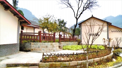 玉峰山镇旱土村徐家湾,一个个农家小院装点一新,呈现出自然纯朴的乡村