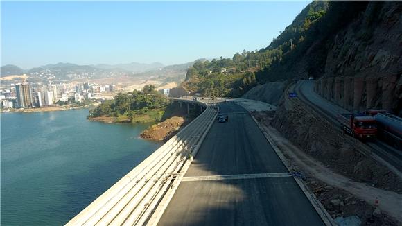 云阳:外环大道黄石至陈家溪段右侧道路路面油化施工完成 实现临时通车