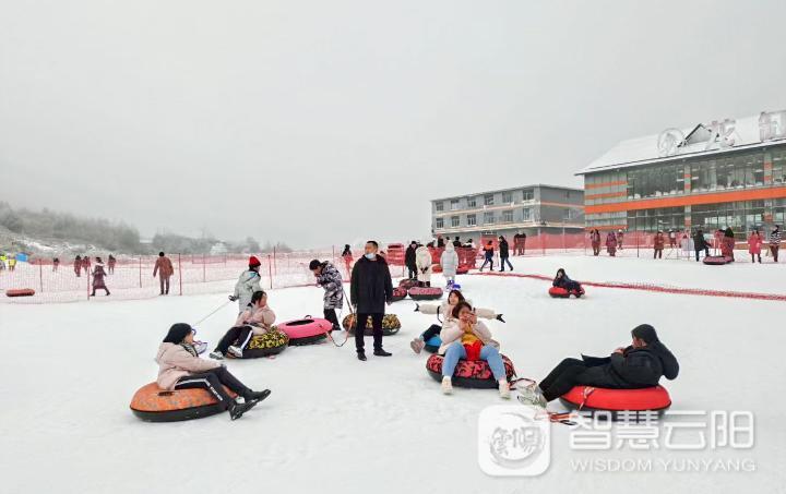 龙缸滑雪场又迎强降雪 周末可赏雪滑雪