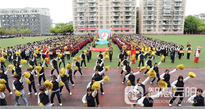 凤鸣中学举行第18届师生田径运动会