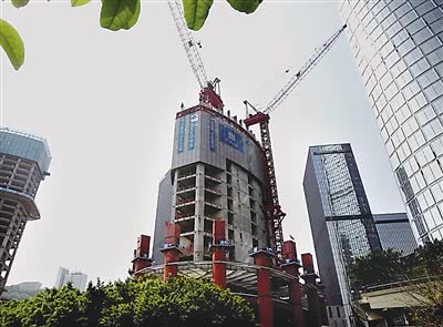 "日前,位于嘉陵江边的渝中区化龙桥重庆天地万科超高层项目来了位
