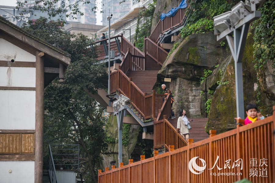 重庆崖壁上的山城步道