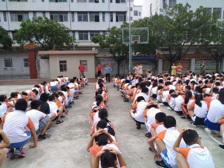 开平春华小学1200多学子逃生演练,家长感谢提升孩子逃生技能