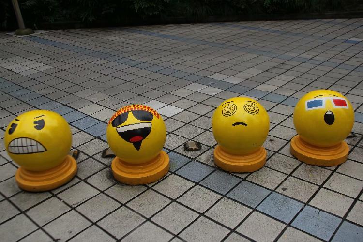 重庆一商场前现满地"表情包" 圆圆石墩变"小黄人"