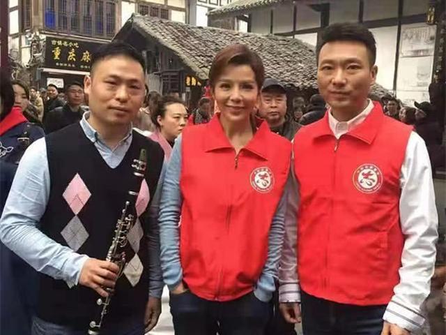央视多名主持人现身重庆伙一家火锅店录制 朱迅面带笑容亲和力十足