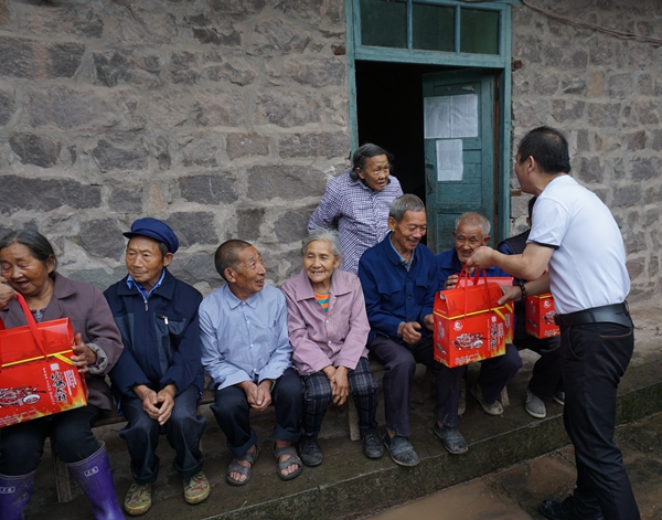 情系山区:关爱留守老人 重庆爱心企业中秋前夕送温暖