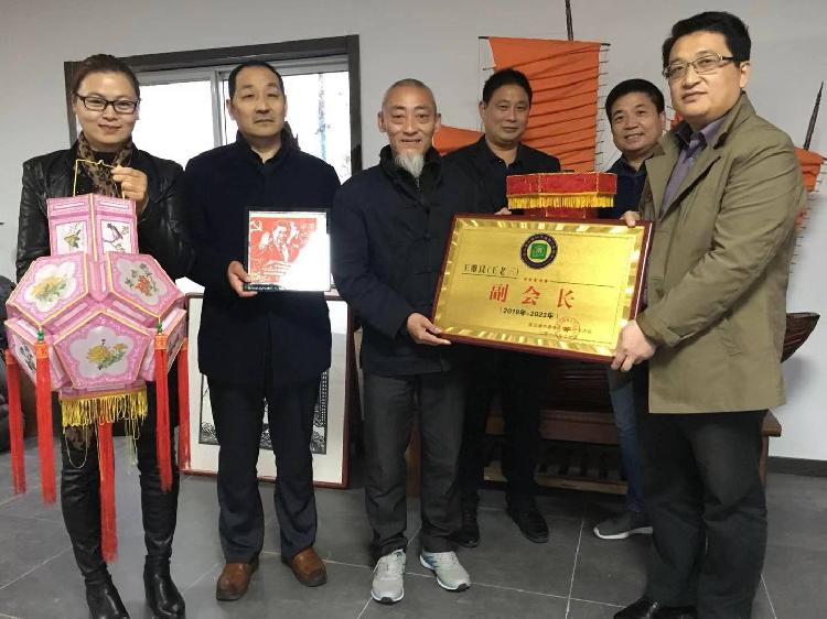 赣榆剪纸艺人王老三成为当地微商行业协会副会长