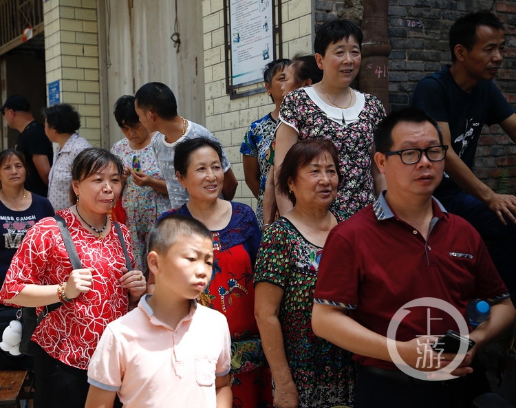 正在广兴镇进行拍摄,高温下演员们认真的表演,也吸引了很多街坊围观