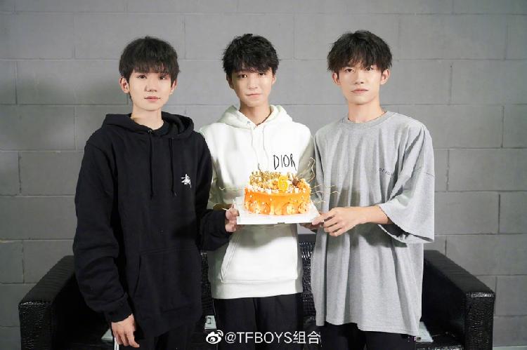 午间星闻|tfboys组合六岁了!王俊凯王源易烊千玺捧蛋糕庆祝;武磊效应!