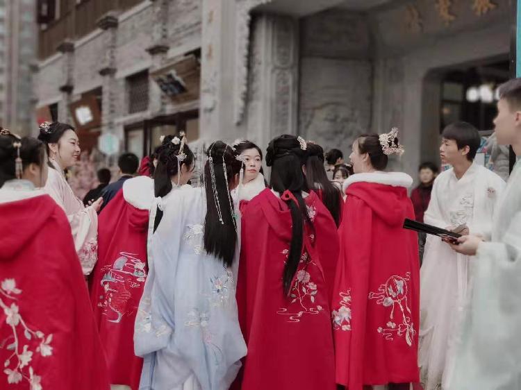 欣赏汉服展示,体验传统文化,重庆2019汉服节亮相弹子石老街