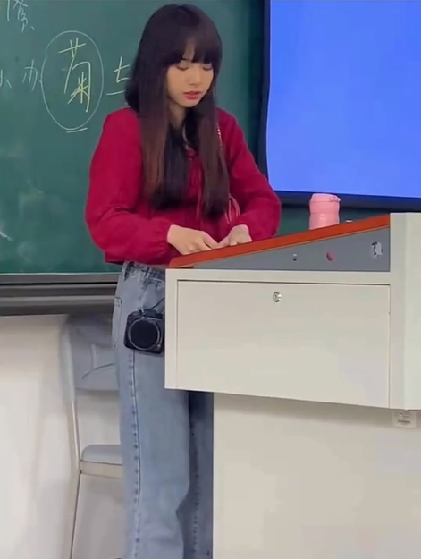 重庆移通学院老师撞脸lisa,网友:要是我老师就再不会挂科了
