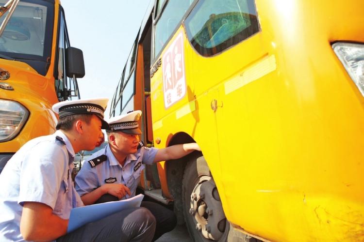 全力保障校园周边道路交通安全畅通 重庆交巡警开学首日查处交通违法