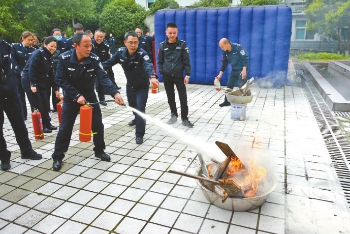涪陵监狱开展消防安全培训 确保消防器材人人都会用