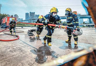 近日,消防员开展纵深灭火救人操训练.