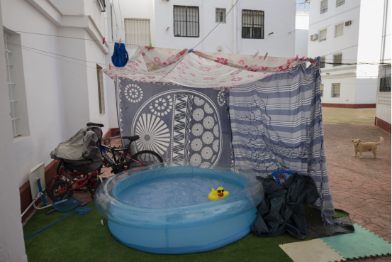 “闭关”在家如何消暑？便携式泳池占领西班牙人庭院、街道198.png
