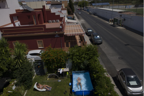 “闭关”在家如何消暑？便携式泳池占领西班牙人庭院、街道28.png