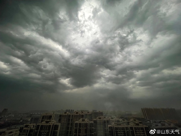 今天下午,济南地区乌云密布.图片来源:@山东天气
