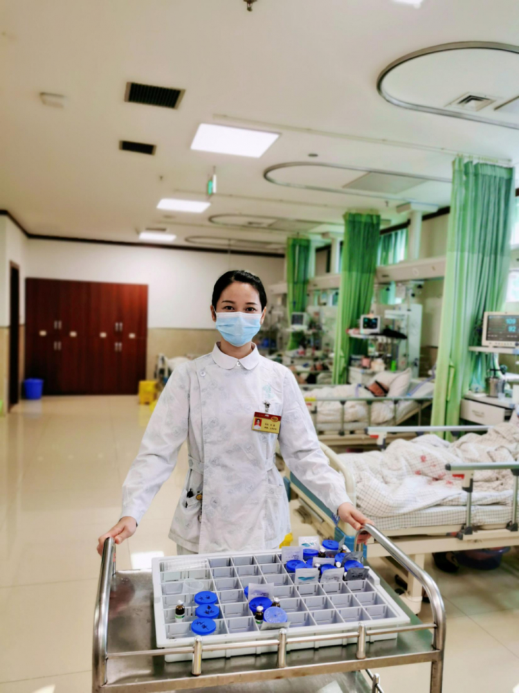 把守护患者的生命当作自己神圣的使命,屡次荣获医院"先进工作者""优秀