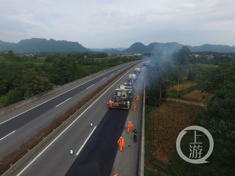 渝湘高速秀山至洪安段路面施工,通行车辆请谨慎驾驶