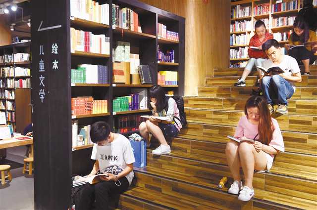近日,市民在方所书店读书.