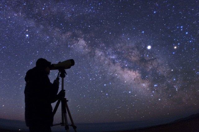 普通双筒望远镜可以看见大范围的星空,天气条件好的情况下,也可以看见