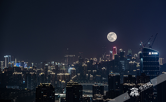 重庆的超级月亮太美了!这是2020年最后一次啦!