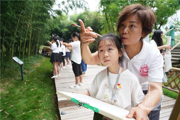 莫老师教孩子们画竹(5079702)-20200820152011.jpg