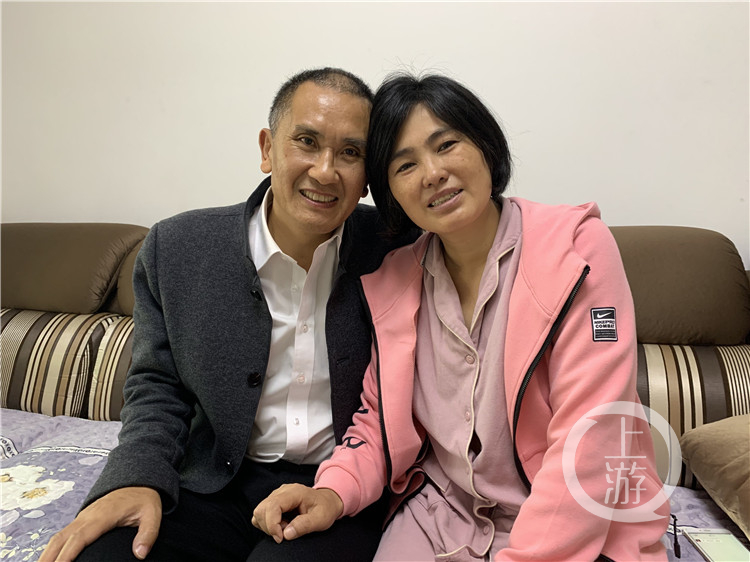 10月2日，吴平和妻子刘安静在家中合影。(5305167)-20201002172927.jpg