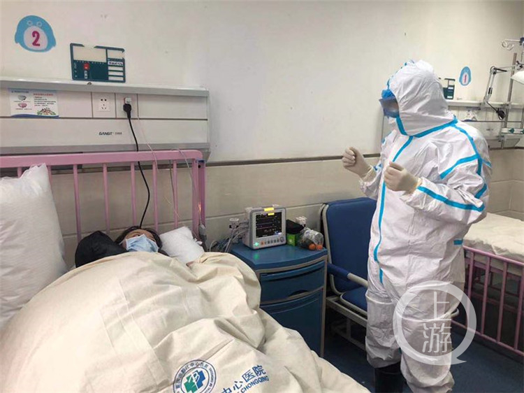 2月，吴平在集中救治病区救治确诊病例。(5305179)-20201002172937.jpg