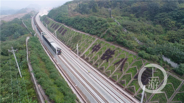 开通在望重庆铁路枢纽东环线启动长轨换铺工作
