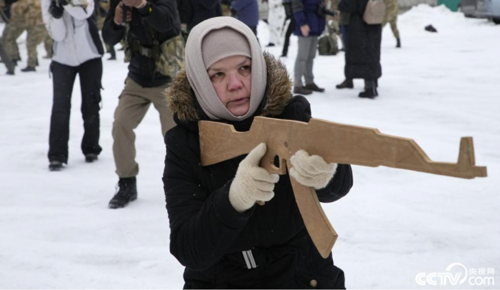 俄乌局势紧张乌克兰平民进行军事训练