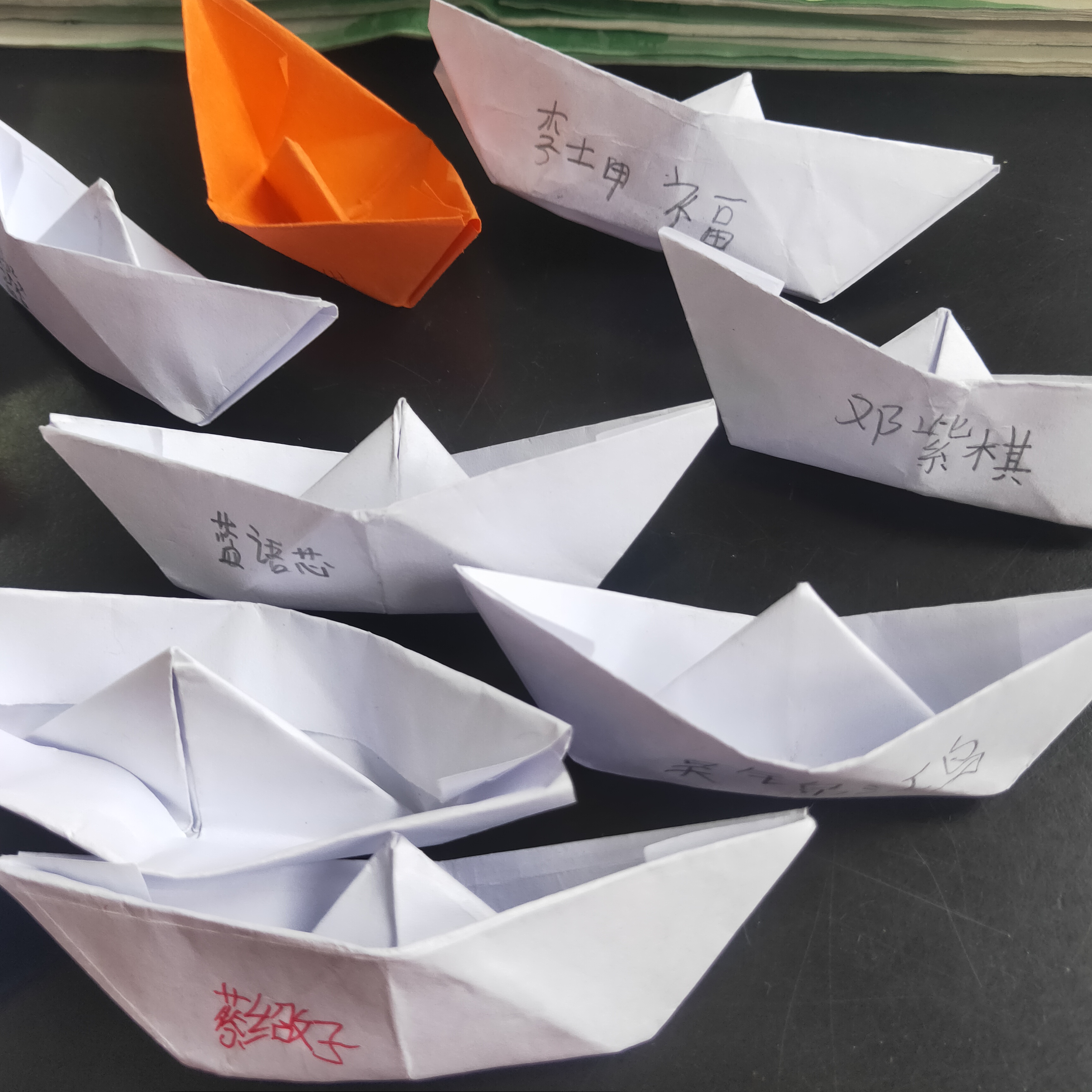 孩子们手工课折的纸船
